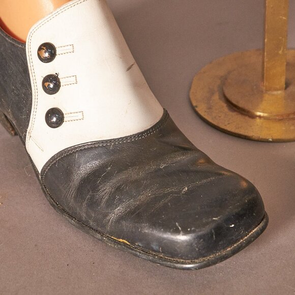 1970s Mod Black and White Heeled Loafers Shoes main image 5